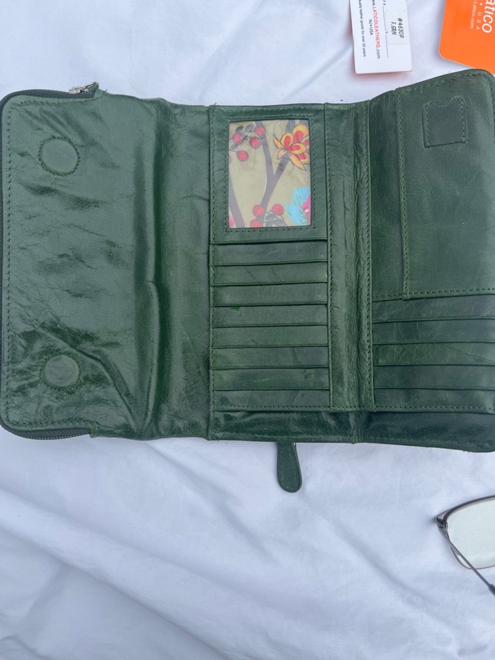 Latico forest green trifold Leather Zip Wallet Clutch - Picture 9 of 14